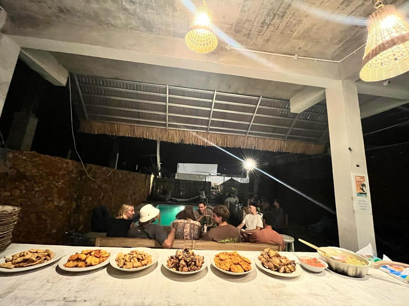Tata Surf Hostel Kuta  Exteriör bild